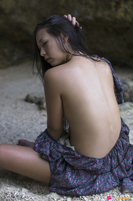 身材苗條的日本黑髮美女獨自擺姿勢炫耀她的乳房