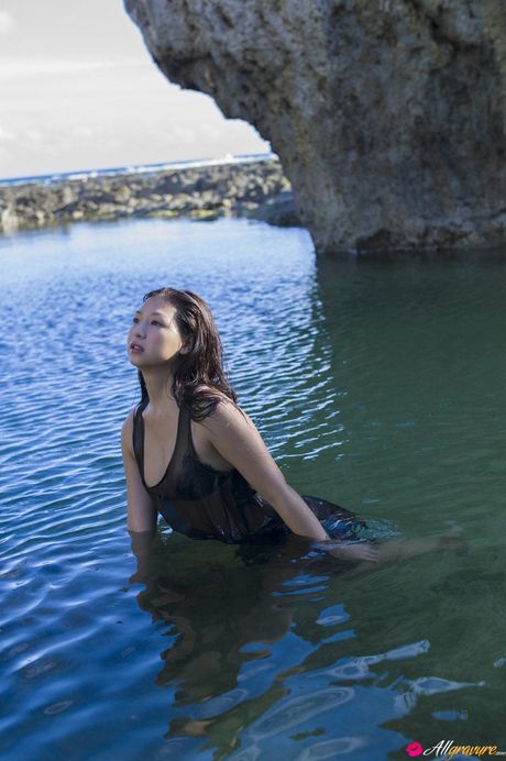 身材苗條的日本黑髮美女獨自擺姿勢炫耀她的乳房