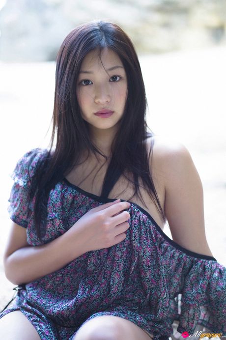 身材苗條的日本黑髮美女獨自擺姿勢炫耀她的乳房