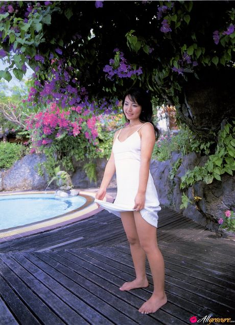 Asiatisk pige Sayaka Isoyama tager sin bikini af og viser sine naturlige bryster frem