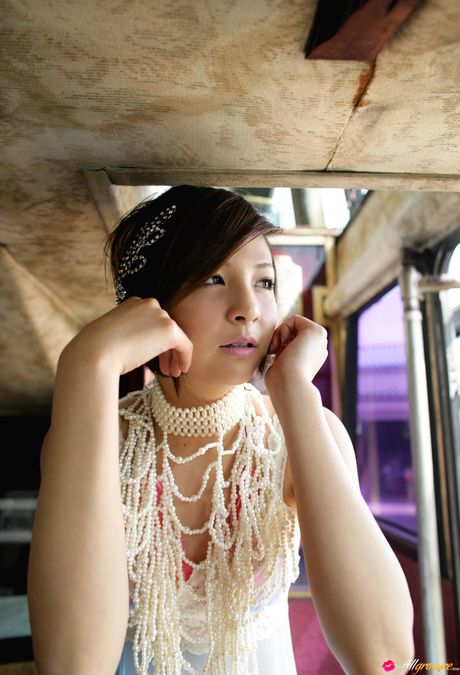 Asian teen Rina Nagasaki doffs her dress and demonstrates her hot body