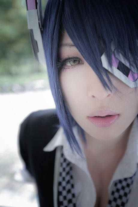 アジアの美女うさぎはコルセット姿で赤い唇をしながらオマンコを露出している