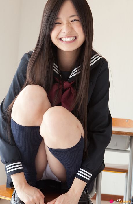 Asiatisk skolepige Mayumi Yamanaka præsenterer sin flotte røv og poserer i strømpebukser