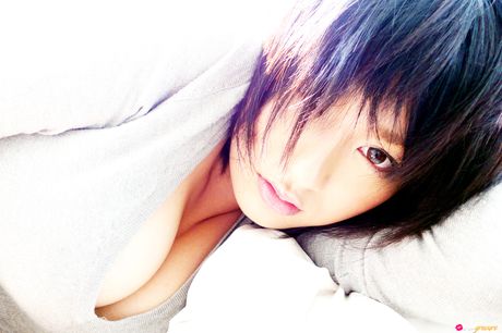 Brunøjede japanske babe Asami Tada poserer i sit sexede lingeri