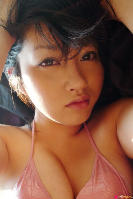 棕色眼睛的日本寶貝 Asami Tada 穿著性感內衣擺姿勢