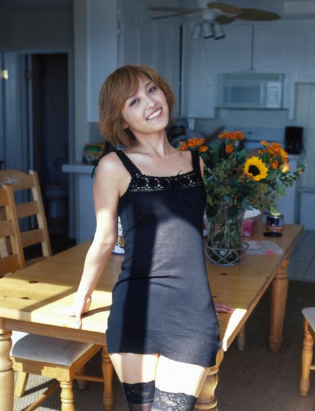 亞洲美女石川梨香在獨奏中展示了她完美的臀部和多汁的陰部