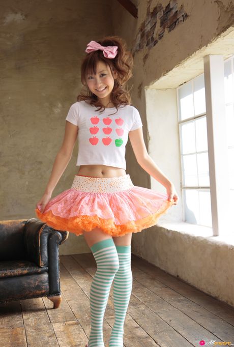 木口亜矢はセクシーな衣装でポーズをとるのが大好きな日本の美女です