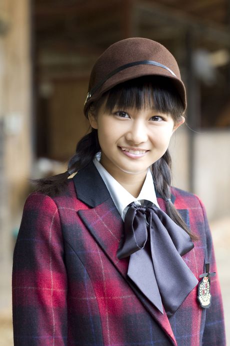 Asiatisk søde Wada Ayaka fremhæver sine små bryster og poserer i en sømandsuniform