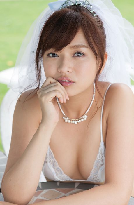 亞洲美女 Mayumi Yamanaka 穿著白色絲襪，秀出她豐滿的臀部