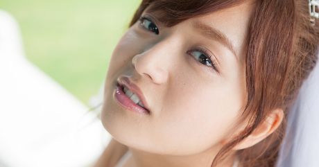 亞洲美女 Mayumi Yamanaka 穿著白色絲襪，秀出她豐滿的臀部