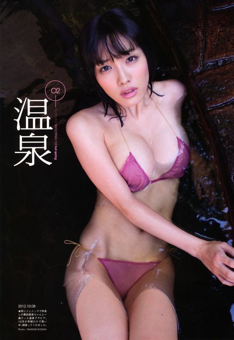 亞洲美女 Anna Konno 在單人模特環節中露出了她令人驚嘆的乳房並脫去衣服