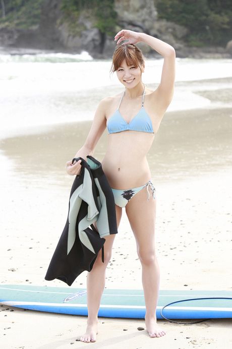 Asian cutie Ai Aoki flaunts her teeny tits and poses in a bikini