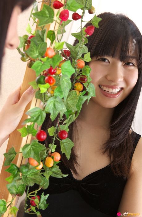 Asian covergirl Hijiri Sachi removes a black dress before a nude modelling gig