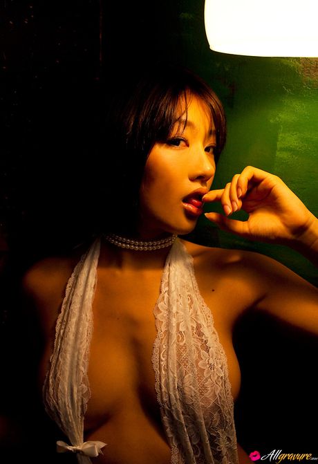 亞洲美女 Asami Tada 露出她的巨乳並獨自擺姿勢