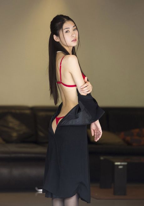 Asiatisk søde Mayu bliver nøgen på en seng i sorte strømper