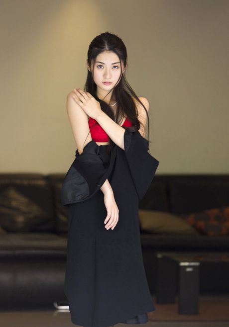 亞洲美女 Mayu 身穿黑色絲襪在床上裸體