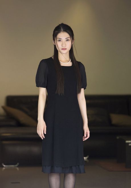 亞洲美女 Mayu 身穿黑色絲襪在床上裸體