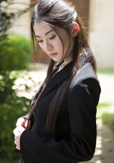 亞洲美女 Mayu 身穿黑色絲襪在床上裸體