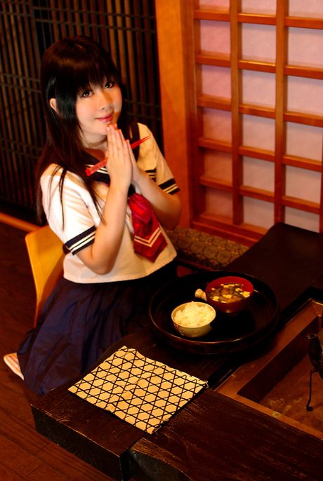 亞洲女學生 Shino Bishuu 在教室裡被綁起來