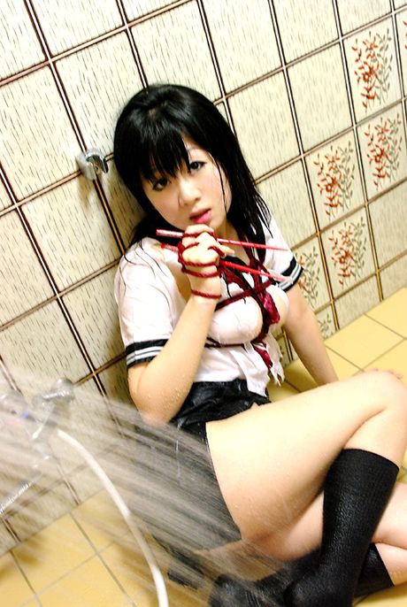 亞洲女學生 Shino Bishuu 在教室裡被綁起來
