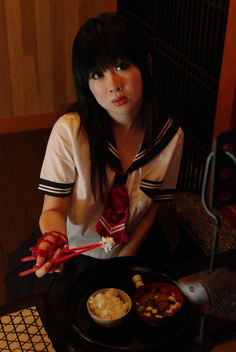亞洲女學生 Shino Bishuu 在教室裡被綁起來