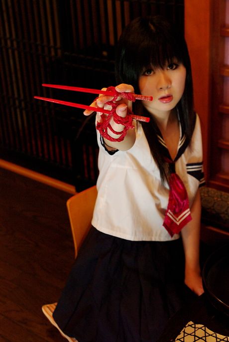 亞洲女學生 Shino Bishuu 在教室裡被綁起來