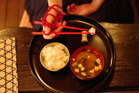 亞洲女學生 Shino Bishuu 在教室裡被綁起來