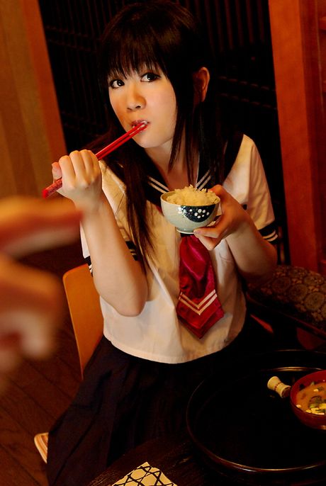 亞洲女學生 Shino Bishuu 在教室裡被綁起來