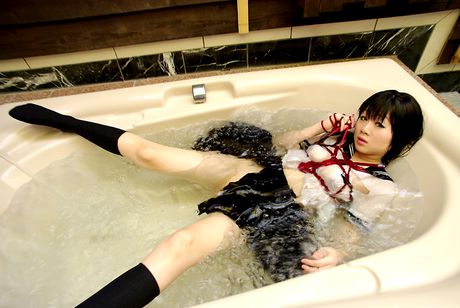 亞洲女學生 Shino Bishuu 在教室裡被綁起來