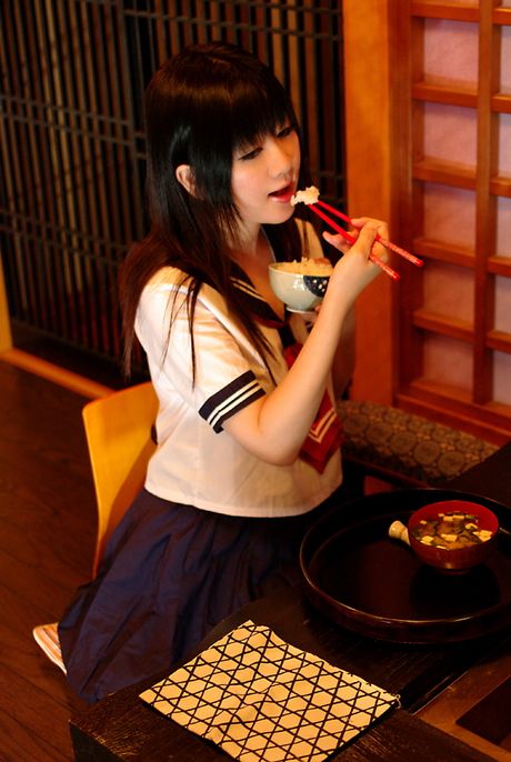 亞洲女學生 Shino Bishuu 在教室裡被綁起來