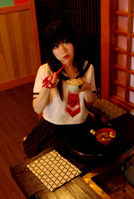 亞洲女學生 Shino Bishuu 在教室裡被綁起來