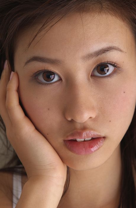 亞洲封面女郎北川玲奈炫耀她嬌小的乳房並擺出獨奏姿勢