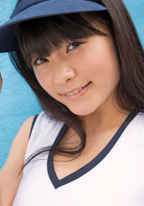 アジアのティーン星名美津紀がビキニ姿で素晴らしい胸とポーズを披露