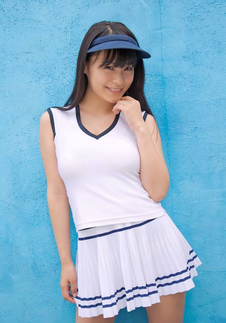 アジアのティーン星名美津紀がビキニ姿で素晴らしい胸とポーズを披露