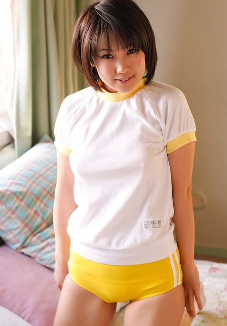 亞洲女孩 Nene Kurio 展示她的天然乳房並獨自擺姿勢