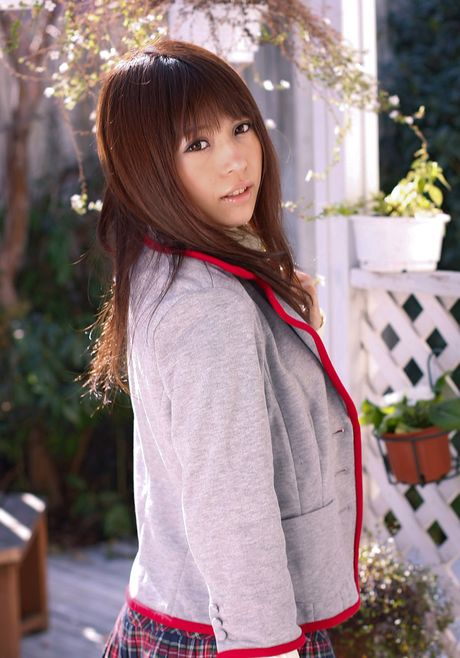 アジアのティーン、桜咲亜里が小さな胸を露わにし、ストッキング姿でポーズをとる