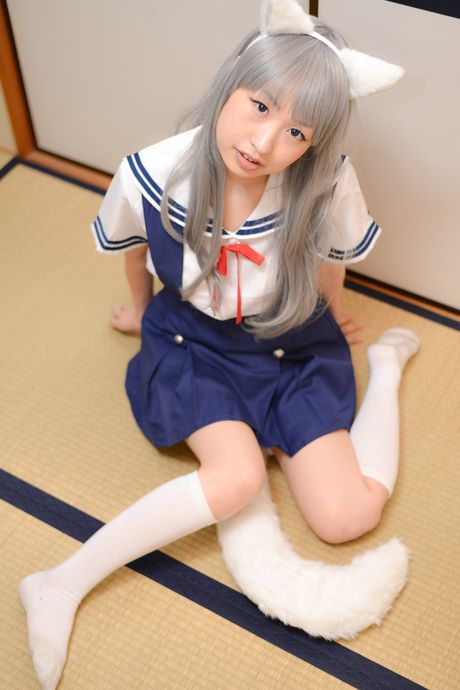 セクシーな日本の人形中野ひかりが、制服姿でセクシーなお尻とポーズを披露