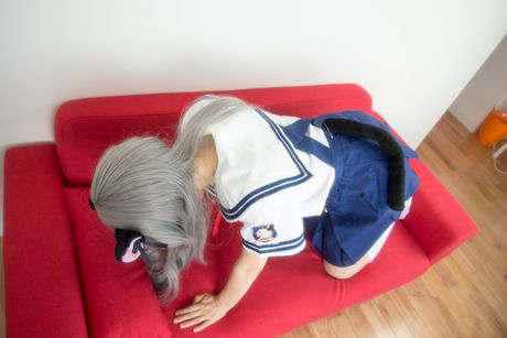 セクシーな日本の人形中野ひかりが、制服姿でセクシーなお尻とポーズを披露