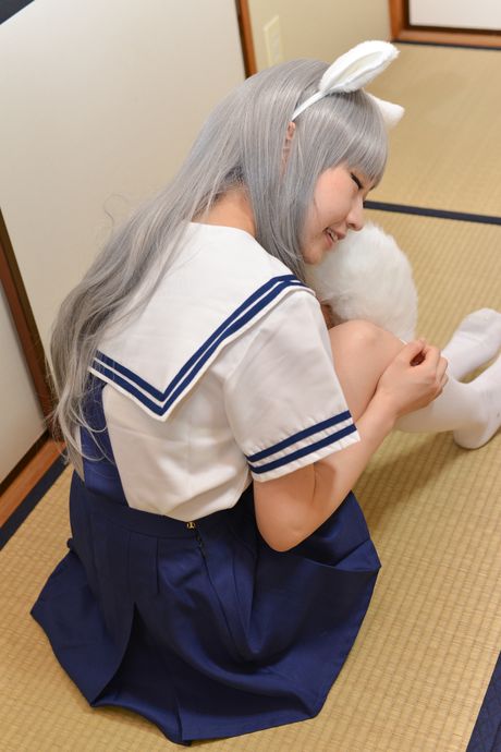 セクシーな日本の人形中野ひかりが、制服姿でセクシーなお尻とポーズを披露