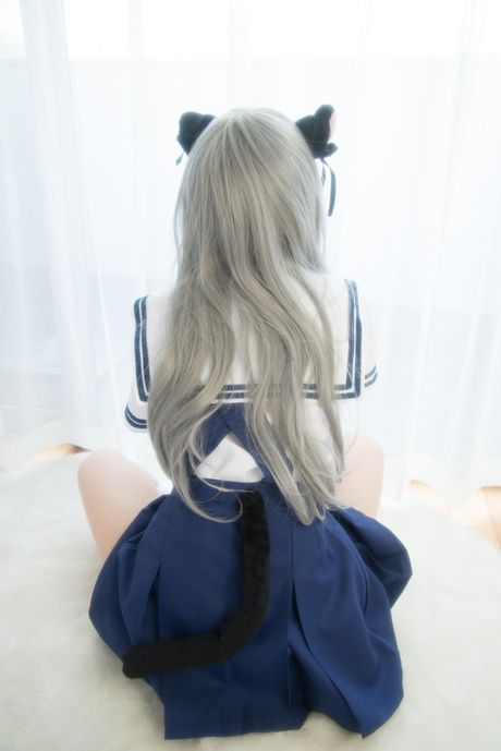 セクシーな日本の人形中野ひかりが、制服姿でセクシーなお尻とポーズを披露