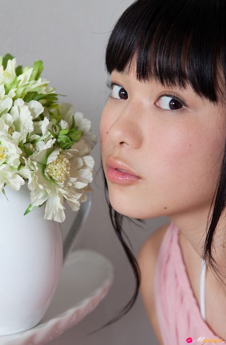 Mørkhåret teenager Tomoe Yamanaka fjerner sin bh og trusser i en solo