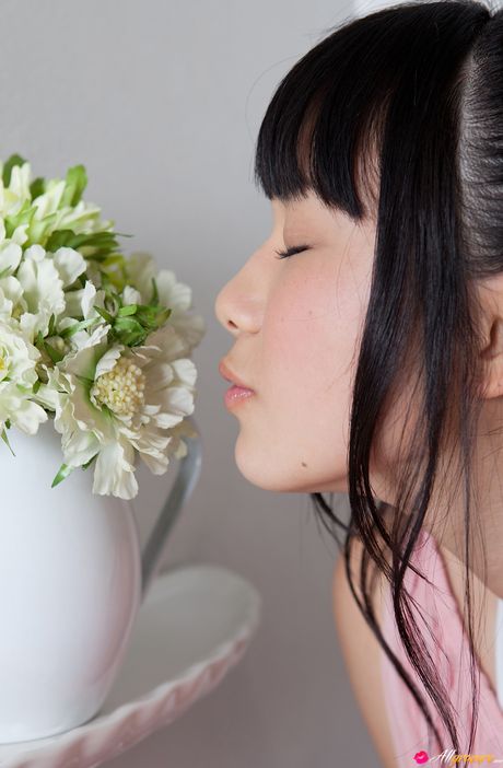 Mørkhåret teenager Tomoe Yamanaka fjerner sin bh og trusser i en solo