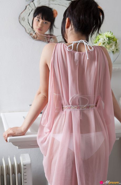 Mørkhåret teenager Tomoe Yamanaka fjerner sin bh og trusser i en solo