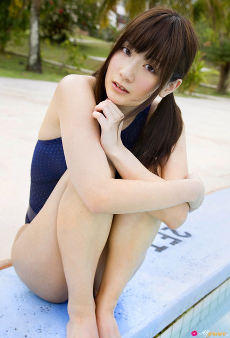 Brunøjet japansk skønhed Anna Nakagawa viser sine små bryster frem og poserer