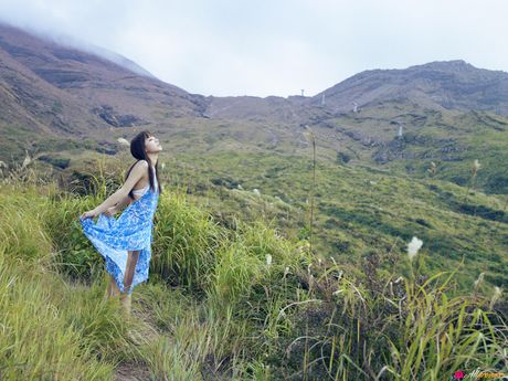 Asian chick Maomi Yuuki shows her small tits and offers her figure without clothing in the field