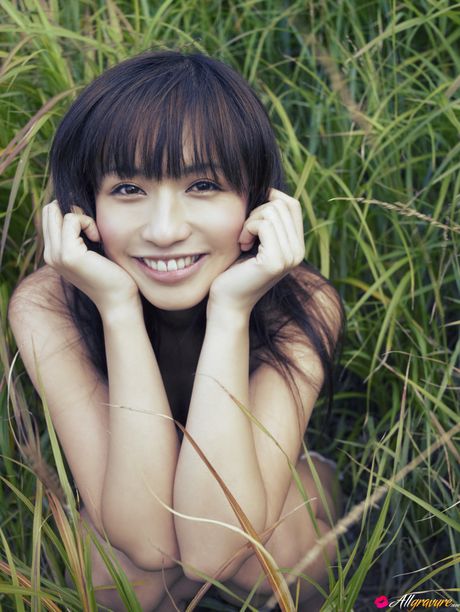 Asian chick Maomi Yuuki shows her small tits and offers her figure without clothing in the field