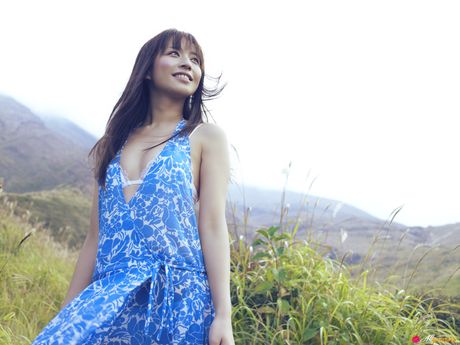 Asian chick Maomi Yuuki shows her small tits and offers her figure without clothing in the field