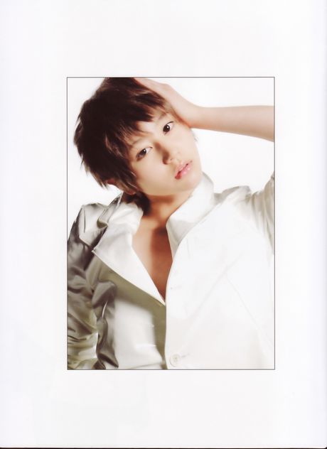 アジア人の女の子、堀北真希が帽子とロングコートを着て裸になる