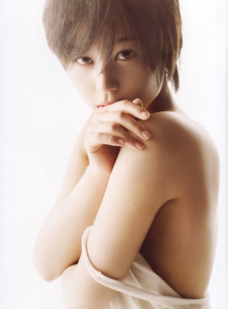 アジア人の女の子、堀北真希が帽子とロングコートを着て裸になる