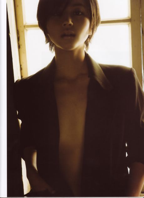 アジア人の女の子、堀北真希が帽子とロングコートを着て裸になる